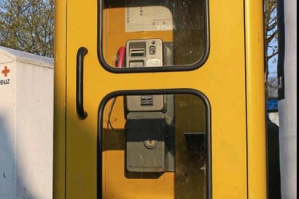 Telefonzelle mit Telefon
