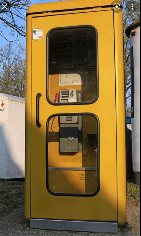 Telefonzelle mit Telefon
