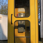 Telefonzelle mit Telefon